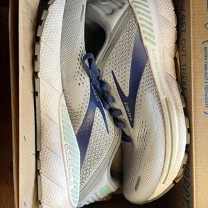 Brooks Women's Athletic Shoes - Gray and Navy Size 8 Wide
